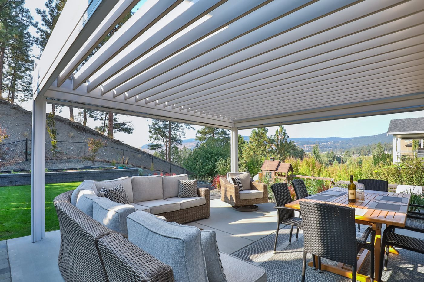 Alba-with-Retractable-Screens-in-Canada-by-Bella-Outdoor-Living-(2).jpg